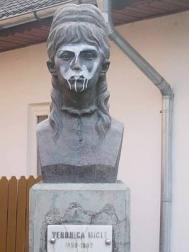 Bustul Veronici Micle, vandalizat